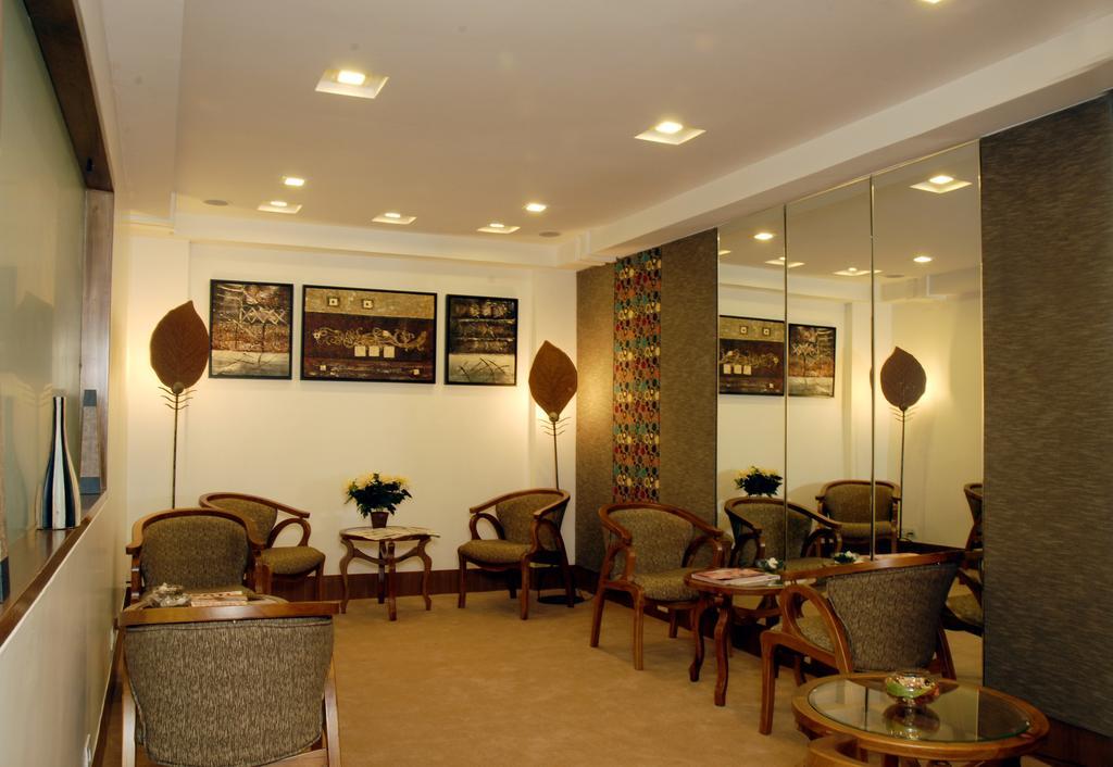 מלון The Fern Residency, Subhash Bridge, אחמדאבאד מסעדה תמונה